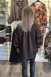 Raya Blus med volang Choco