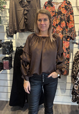 Raya Blus med volang Choco