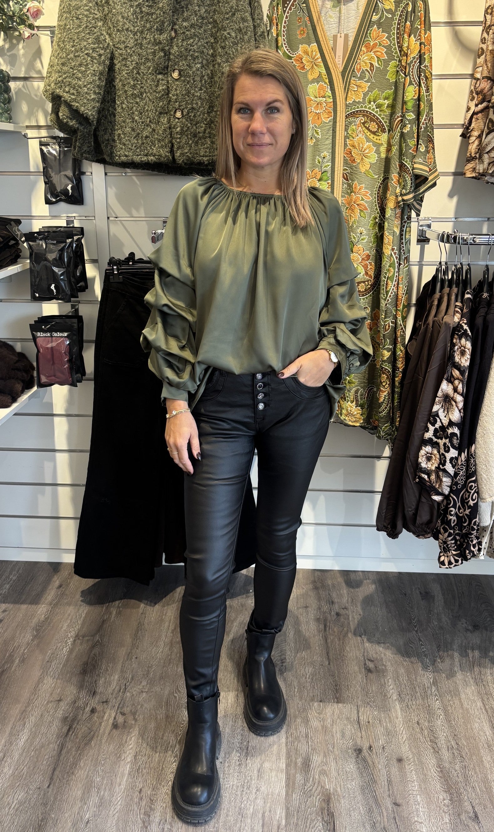 Raya Blus med volang Khaki