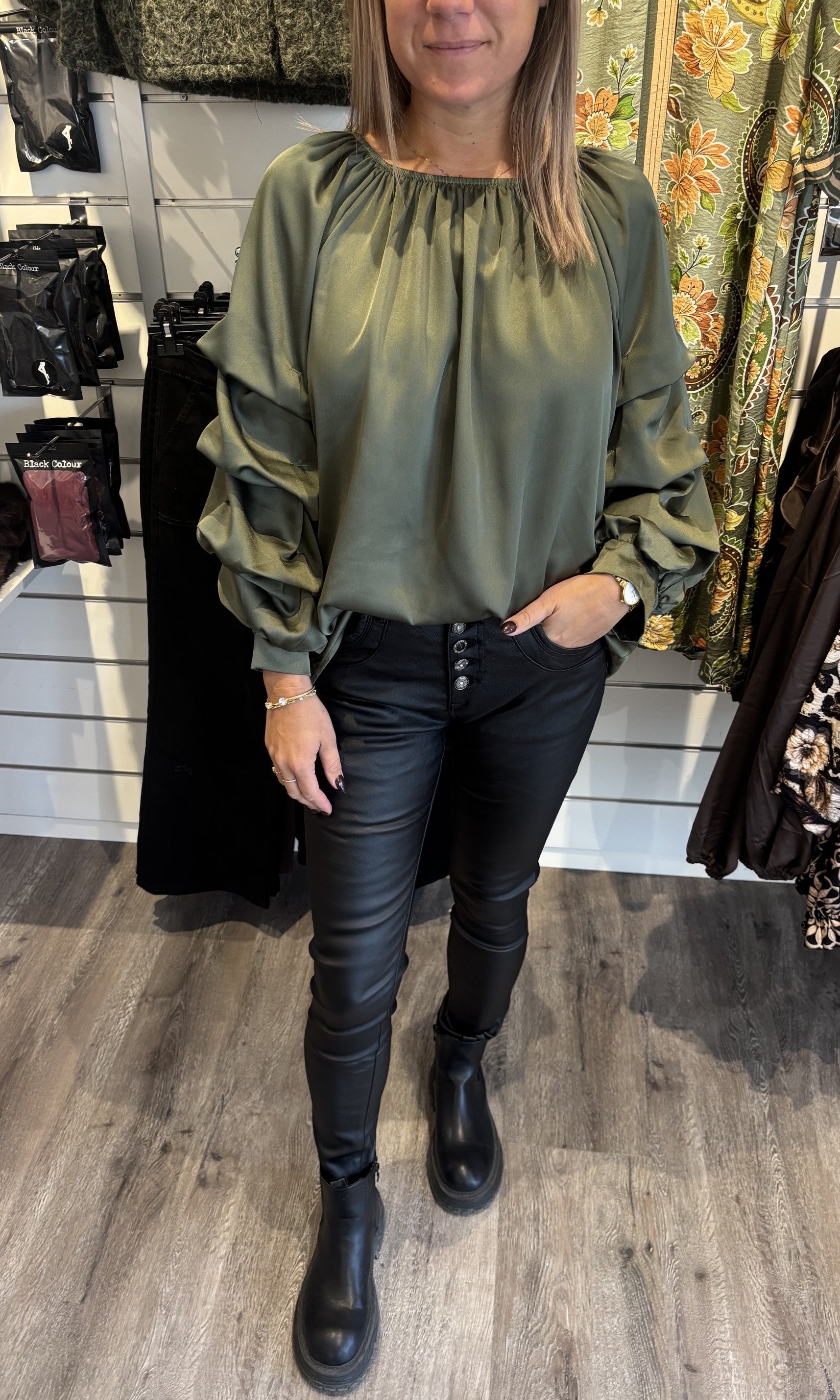 Raya Blus med volang Khaki