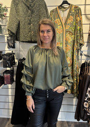 Raya Blus med volang Khaki