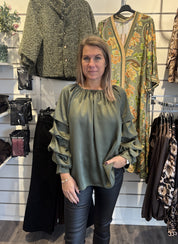 Raya Blus med volang Khaki