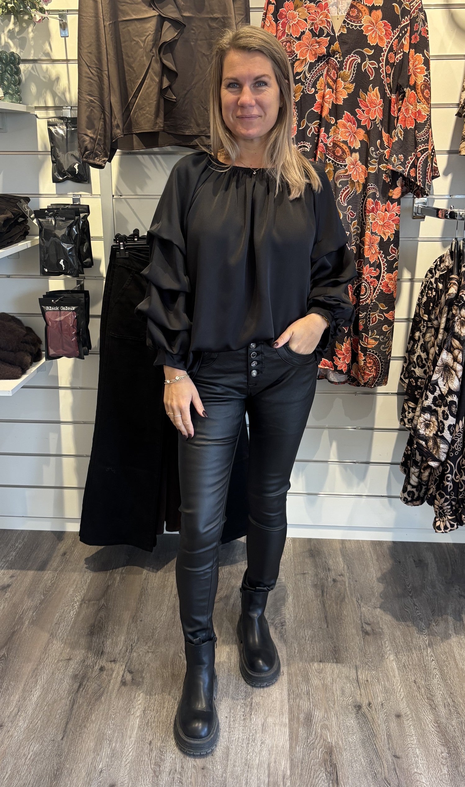 Raya Blus med volang Svart