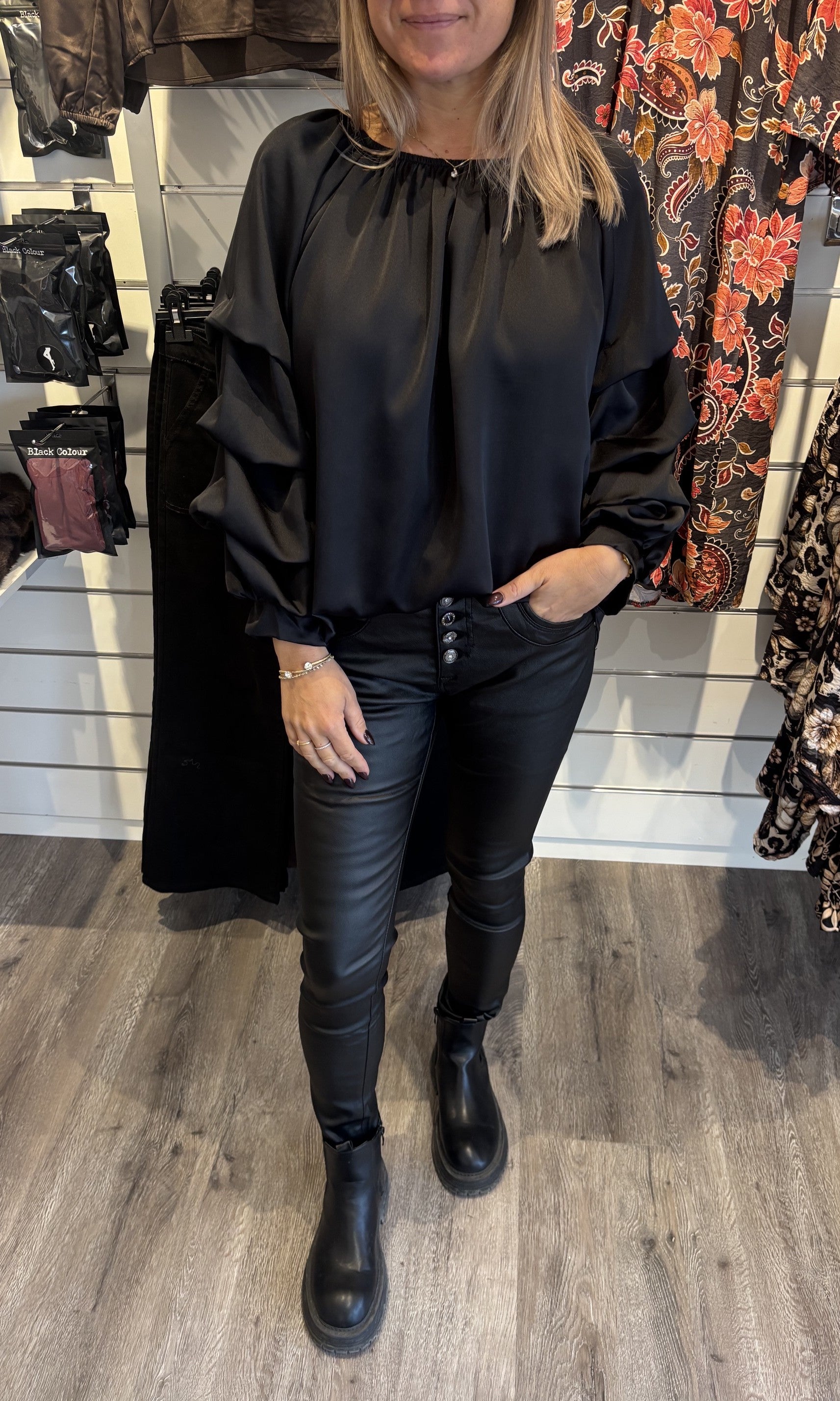 Raya Blus med volang Svart