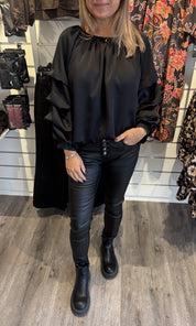 Raya Blus med volang Svart