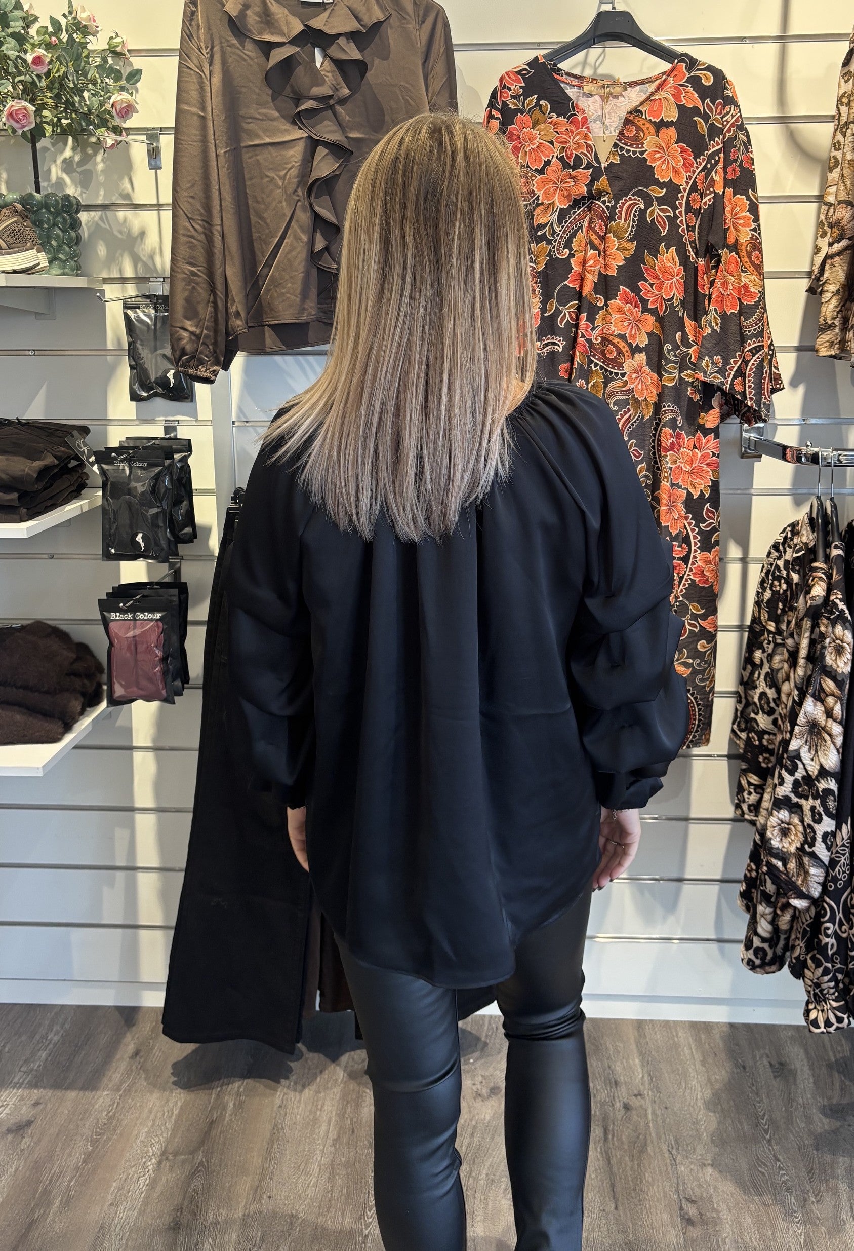 Raya Blus med volang Svart