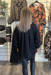 Raya Blus med volang Svart