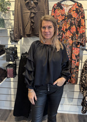 Raya Blus med volang Svart
