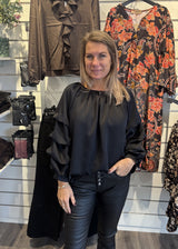 Raya Blus med volang Svart