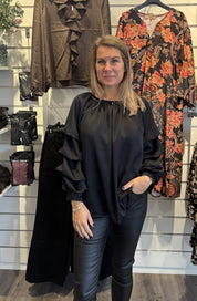 Raya Blus med volang Svart