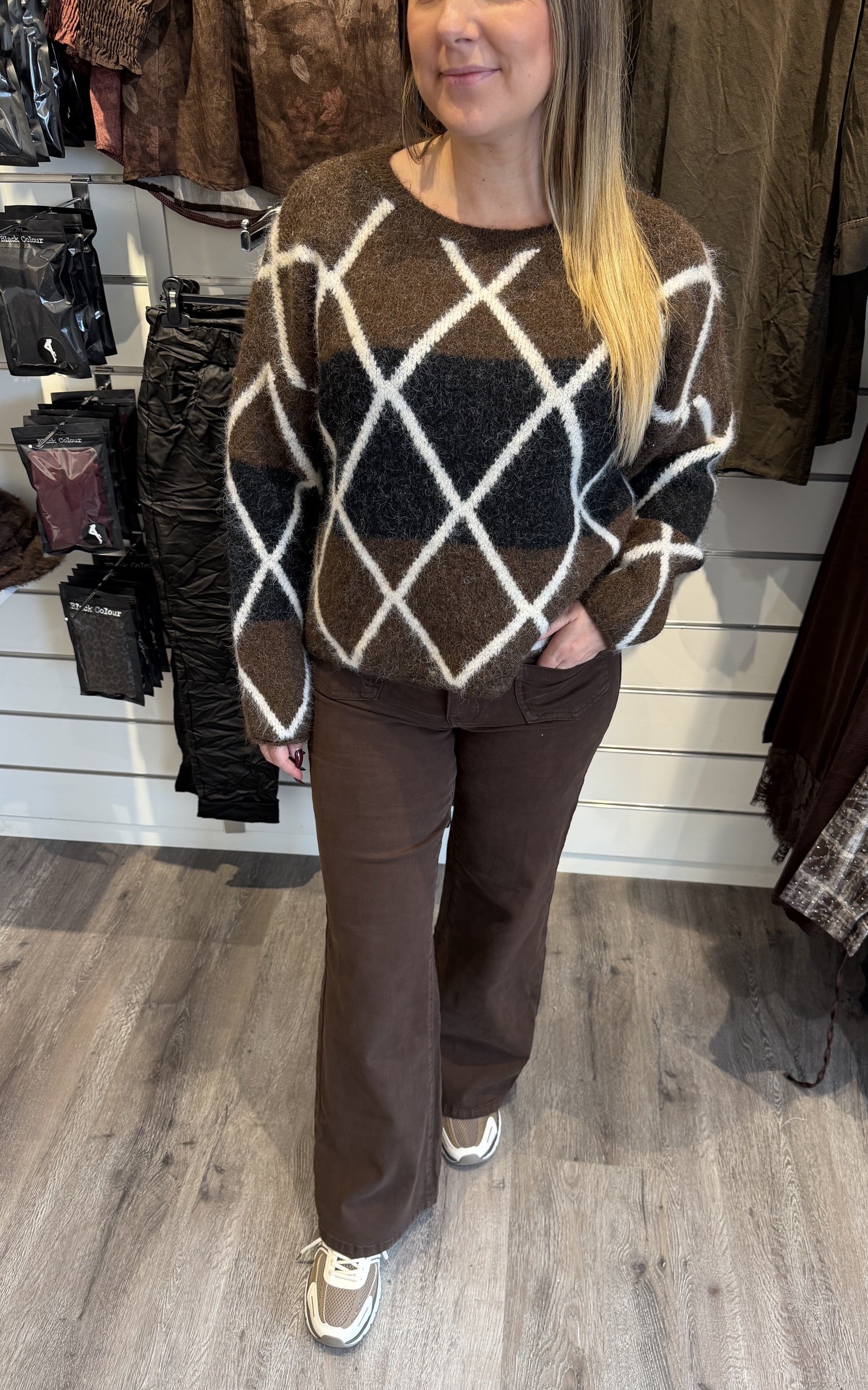 Sari stickad tröja rutig coffee