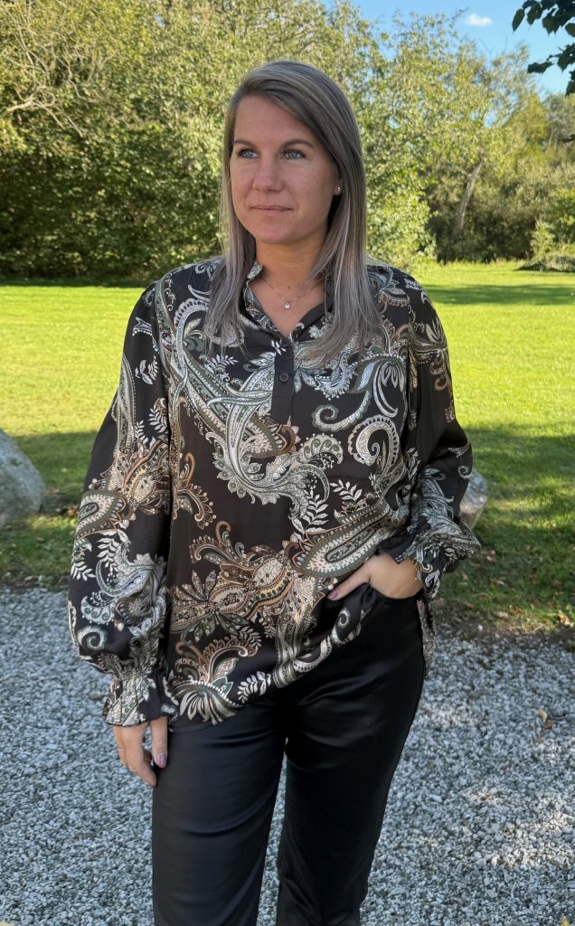 SBOlivia- Blus - Paisleymönster - Chocolate- Nyhet