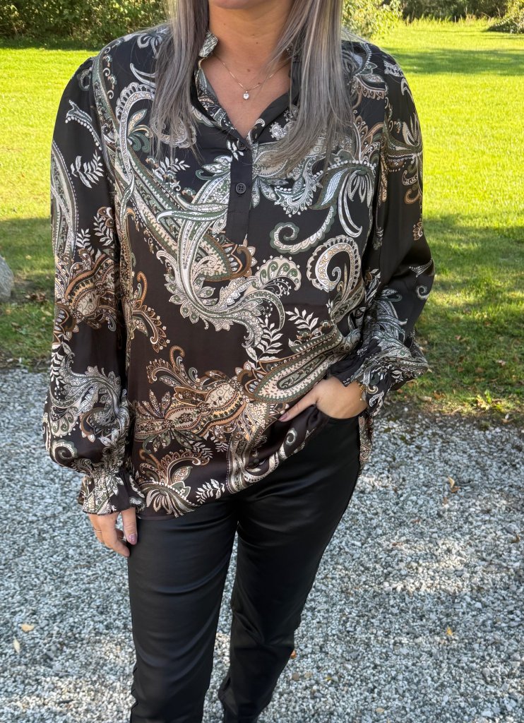 SBOlivia- Blus - Paisleymönster - Chocolate- Nyhet
