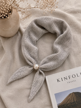 Stickad scarf med pärla - Taupe