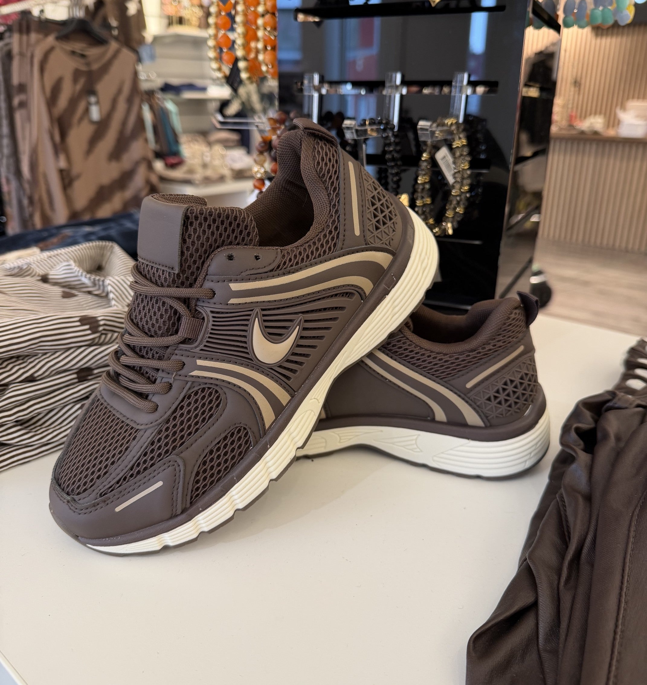 sneakersbrun.jpg