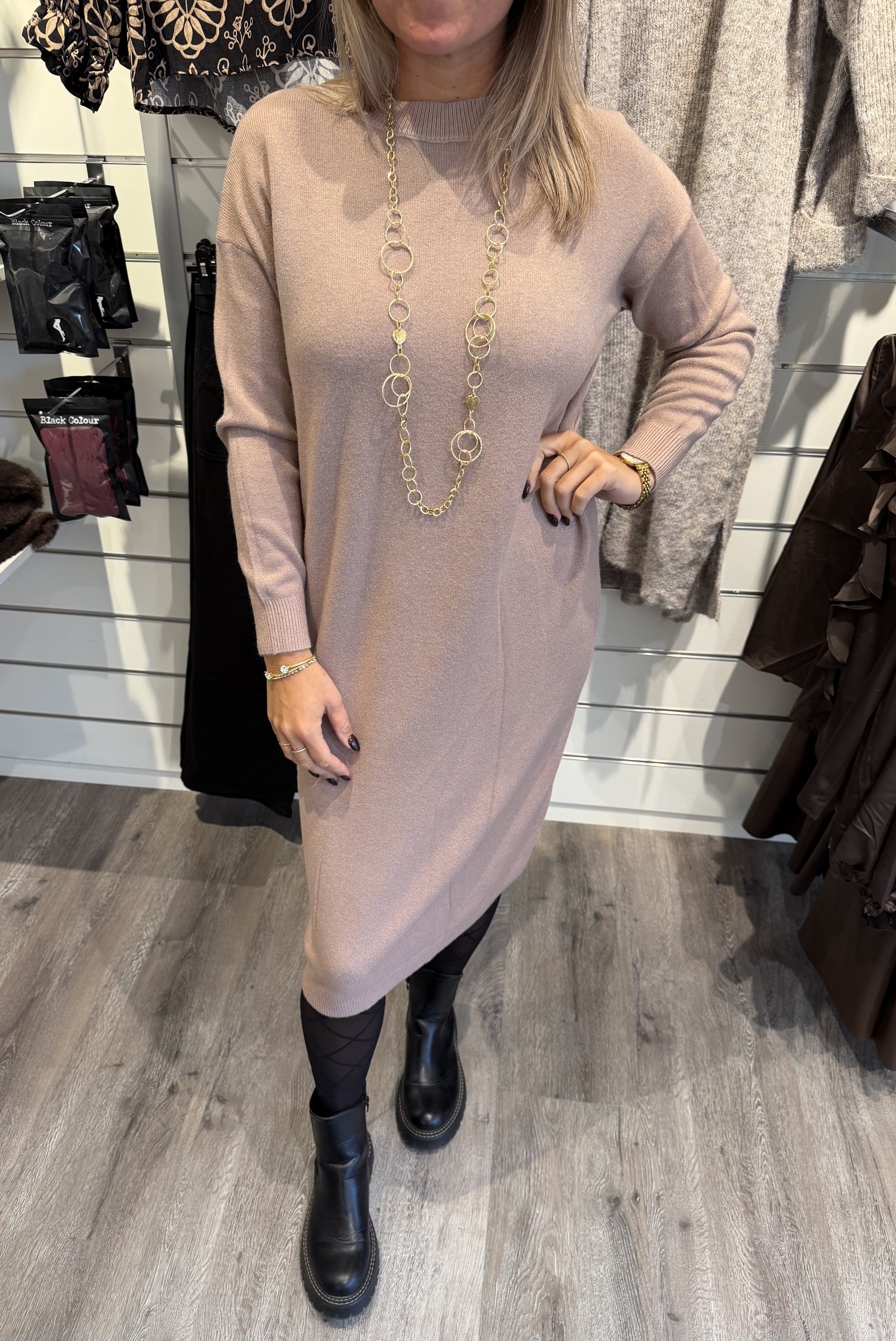 Kajsa Finstickad klänning Beige