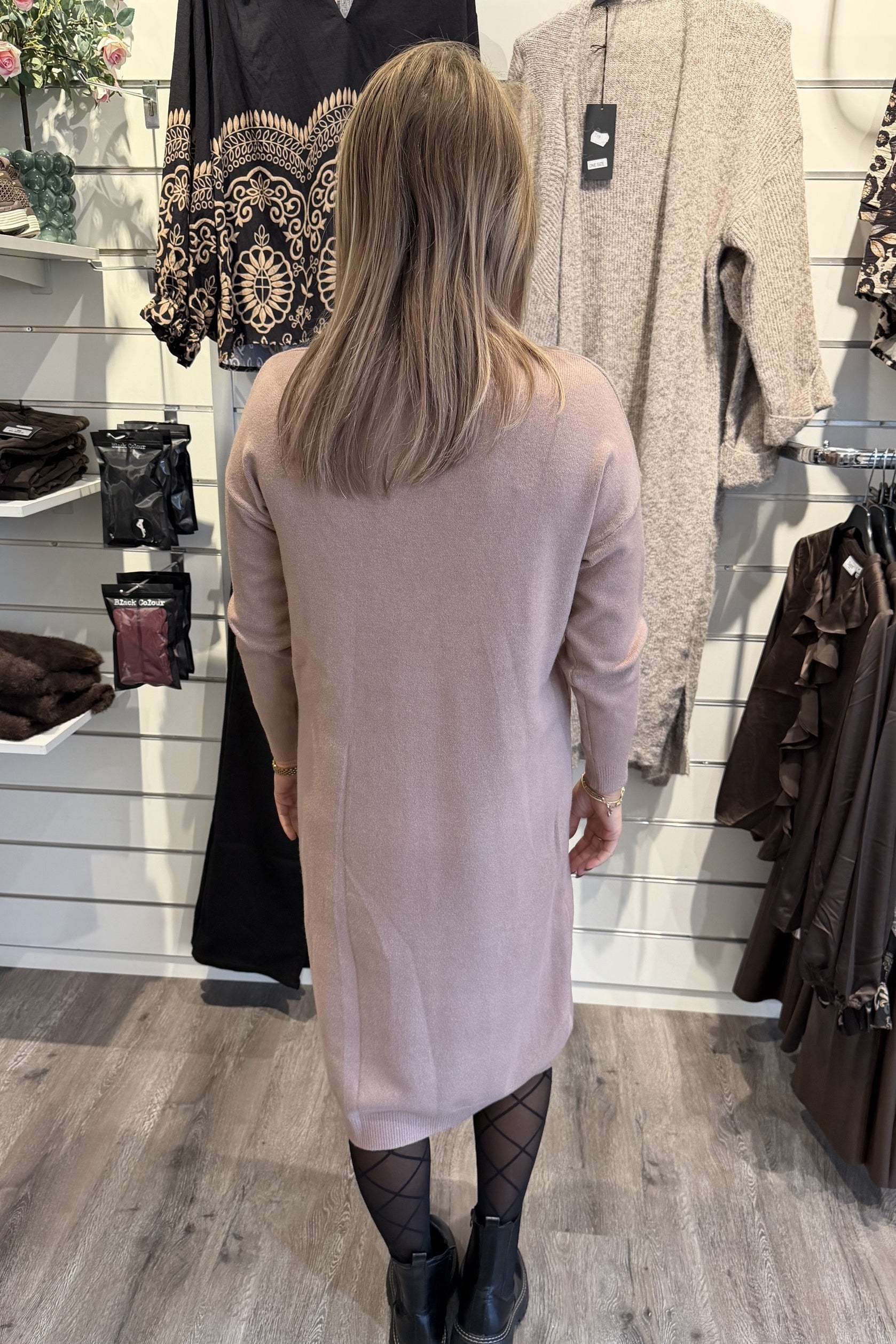 stickadklanningtaupe2_078ef8d0-ccdd-4ebd-8a7b-7275ae8ac4d8.jpg