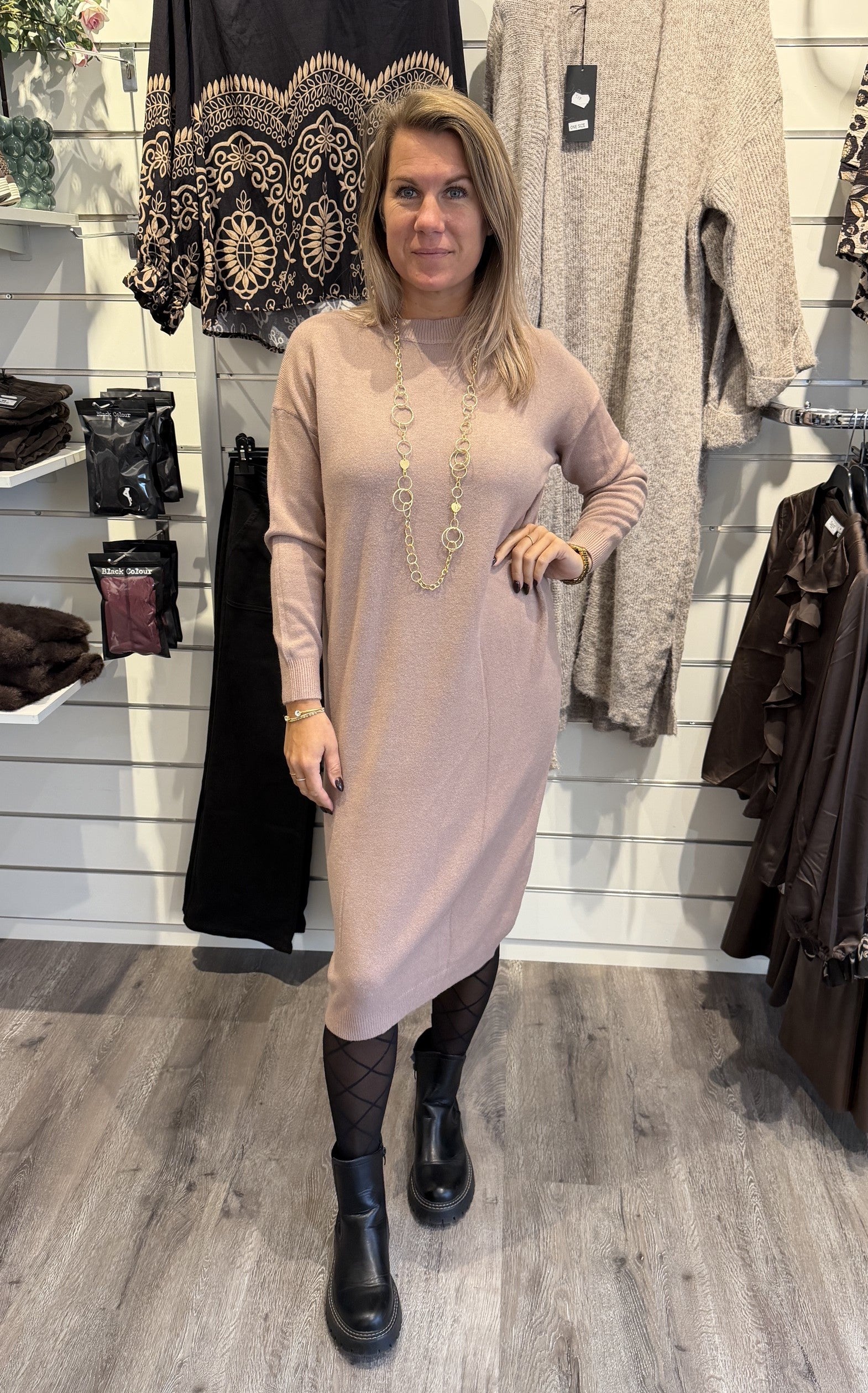 Kajsa Finstickad klänning Beige