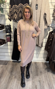 Kajsa Finstickad klänning Beige