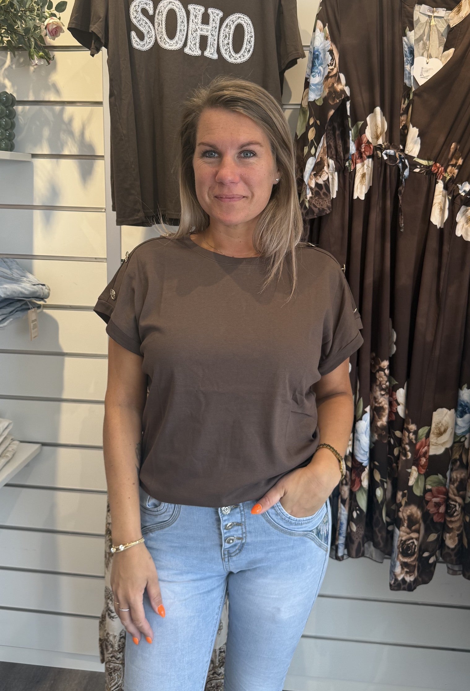 Tina T-shirt Knappar Choco
