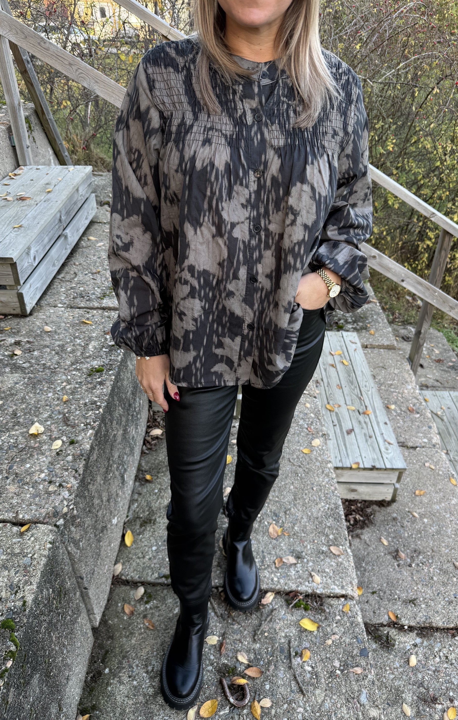 Tindra Blus Flower Svart