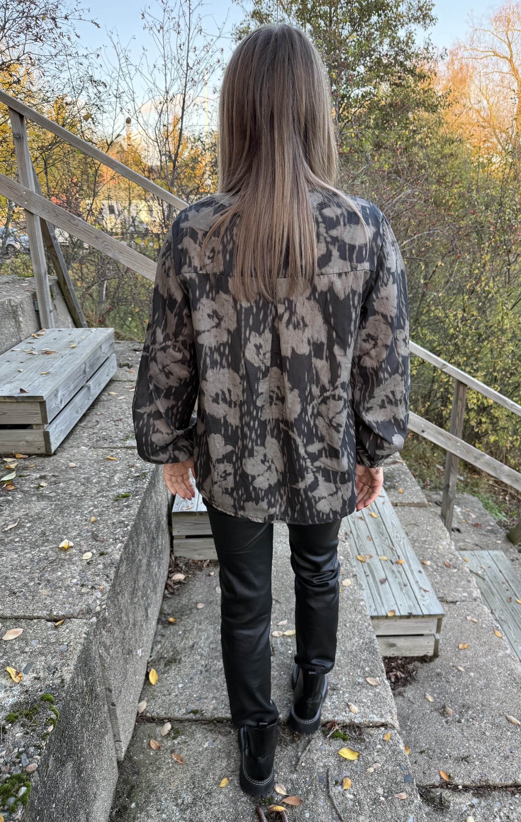 Tindra Blus Flower Svart