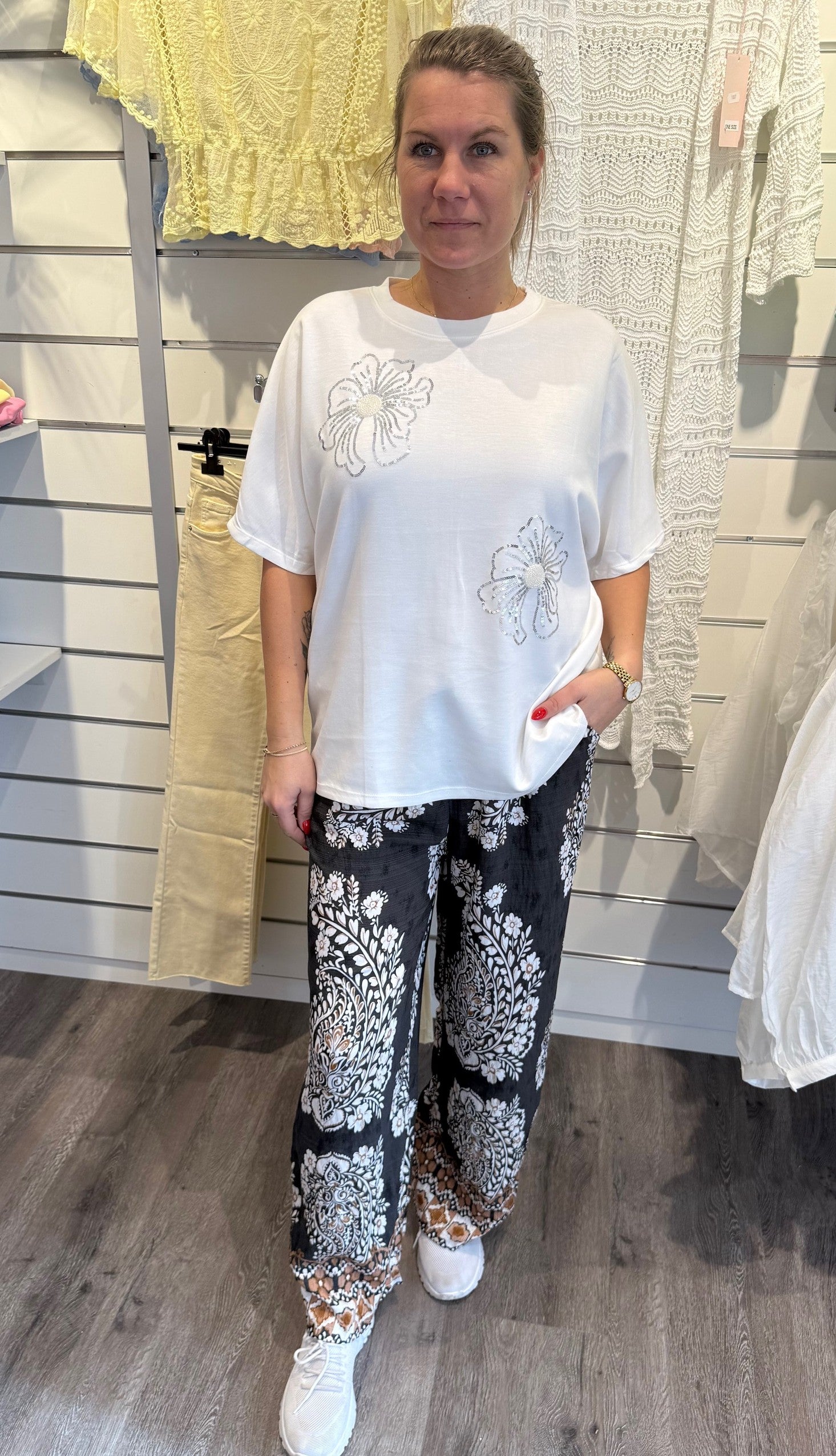 Trine - T-shirt Blomma - Vit