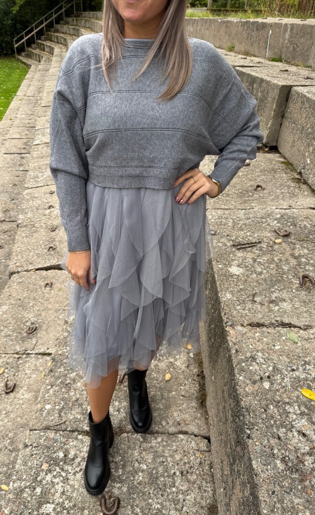 Tully- Tyllklänning- Grå- Nyhet