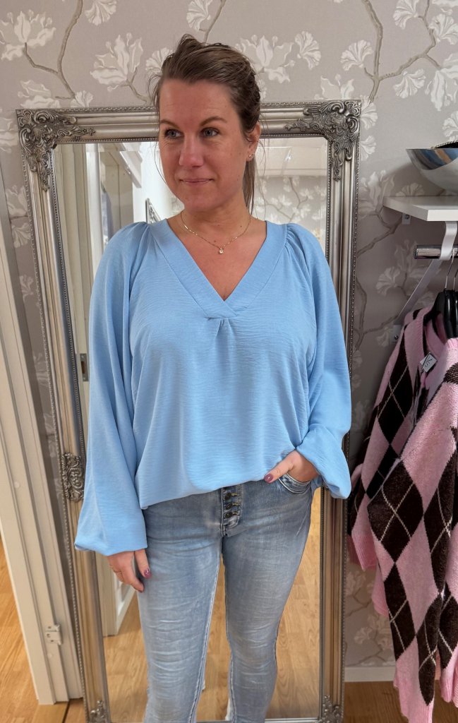 Vicki -  Blus V-ringad - Ljusblå - Nyhet