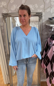 Vicki -  Blus V-ringad - Ljusblå - Nyhet