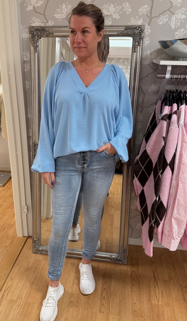 Vicki -  Blus V-ringad - Ljusblå - Nyhet