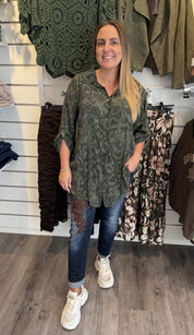 Ylva längre blus Leopard Khaki