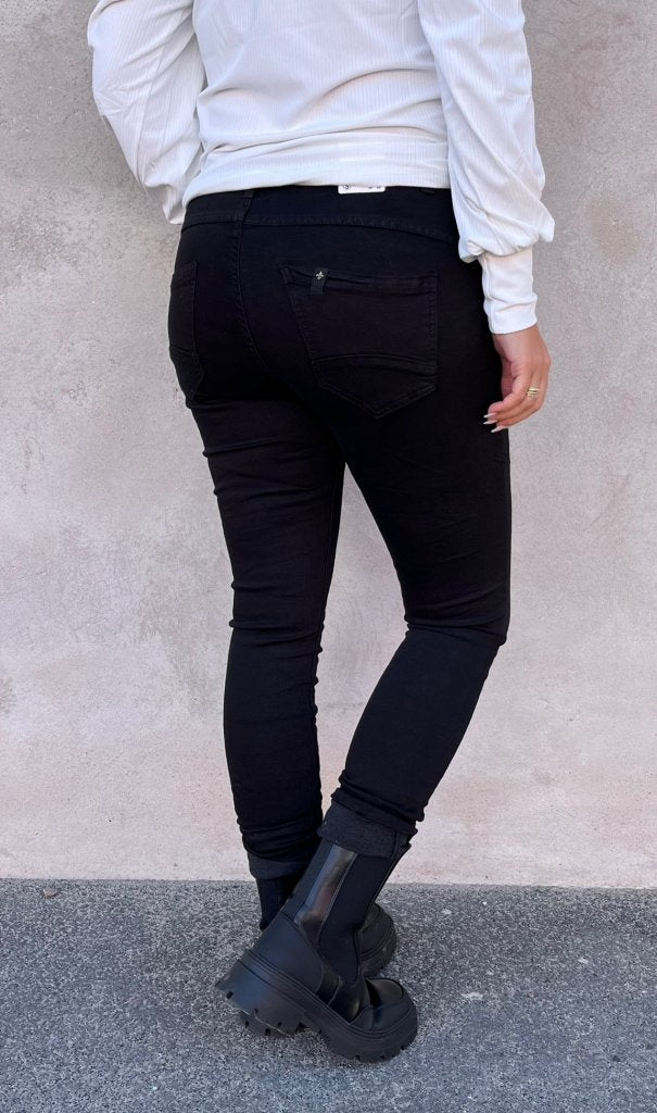 Zelma - Jeans med knappar - Svart - Nyhet