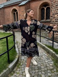 Auria  - Klänning - Flower - Svart -  Nyhet