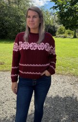 Bruna - Stickad tröja - Mönster - Bordo - Nyhet