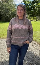 Bruna - Stickad tröja - Mönster - Fango - Nyhet