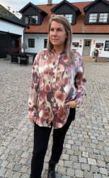 Cloe - Blus - Blommig - Wine - Nyhet