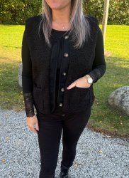 Emmy - Teddyväst med knappar -Svart  - Nyhet