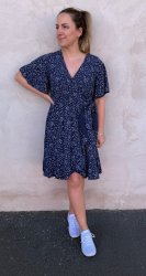 Gina - Omlott klänning - Blommor - Navy - Nyhet