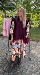 SBJune- Klänning  -Batikmönster  - Wine- Nyhet