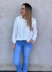 Lexi - Topp med krås  -Cream -  Nyhet