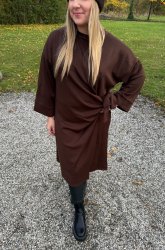 Minna - Klänning med knyt - Choco - Nyhet