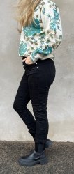 Monika - Jeans med knappar JW2321 - Svart - Nyhet