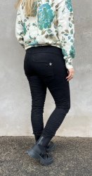 Monika - Jeans med knappar JW2321 - Svart - Nyhet