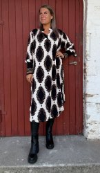 Skye - Klänning - Mönster - Svart/Cream - Nyhet
