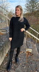 Carin - Stickad klänning - Svart- Nyhet