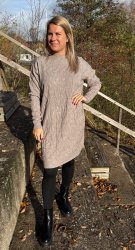 Carin - Stickad klänning - Taupe- Nyhet