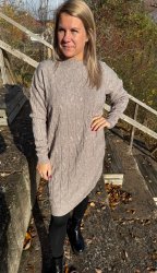 Carin - Stickad klänning - Taupe- Nyhet