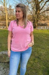 Ewa - T-shirt- V-ringad - Cerise - Nyhet