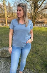 Ewa - T-shirt- V-ringad - Denimblå - Nyhet